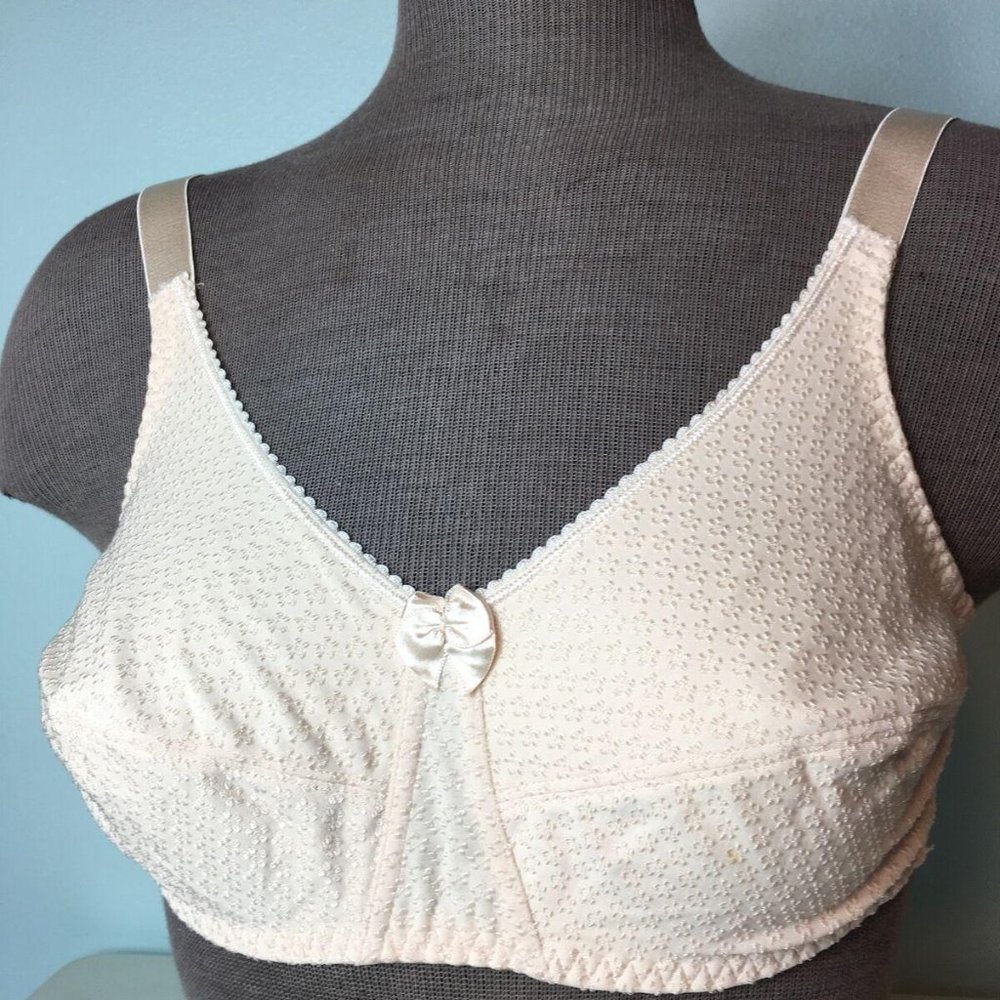 Classique #771 Mastectomy Bra 38A Light Peach